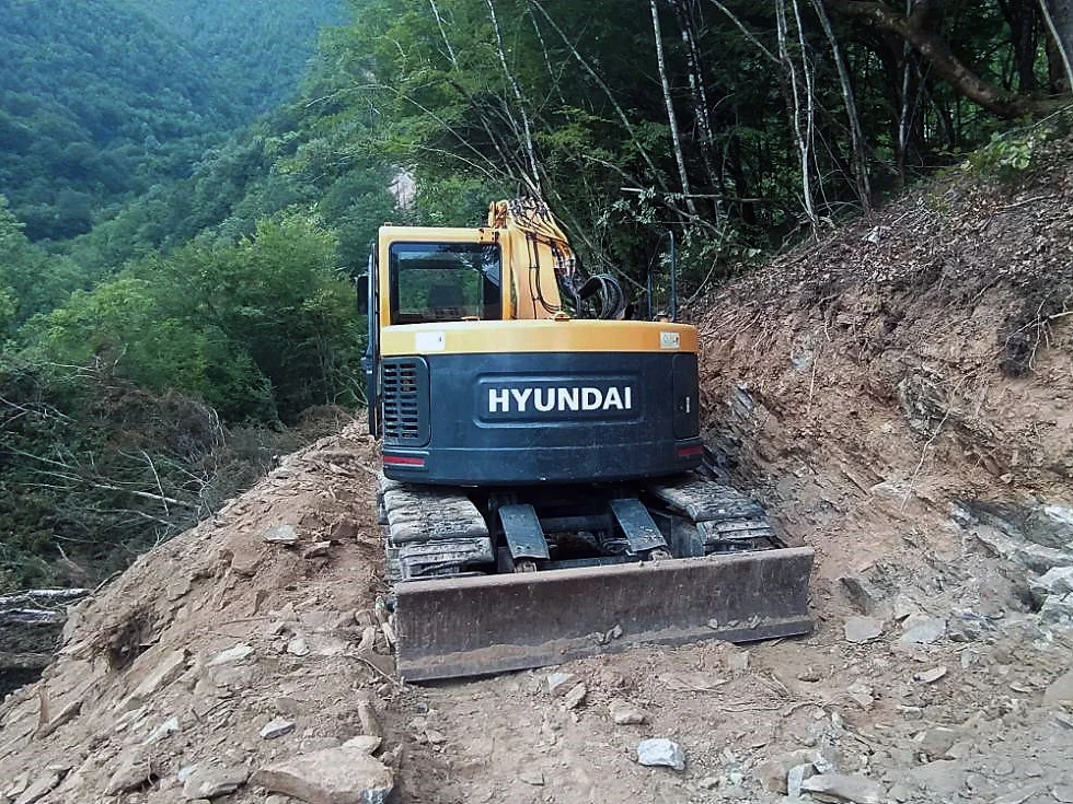 Proboj planinskog puta — rad bagera na uskoj trasi