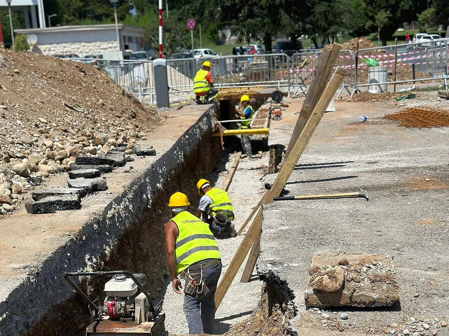 Operativa u rovu tokom izvođenja infrastrukturnih radova
