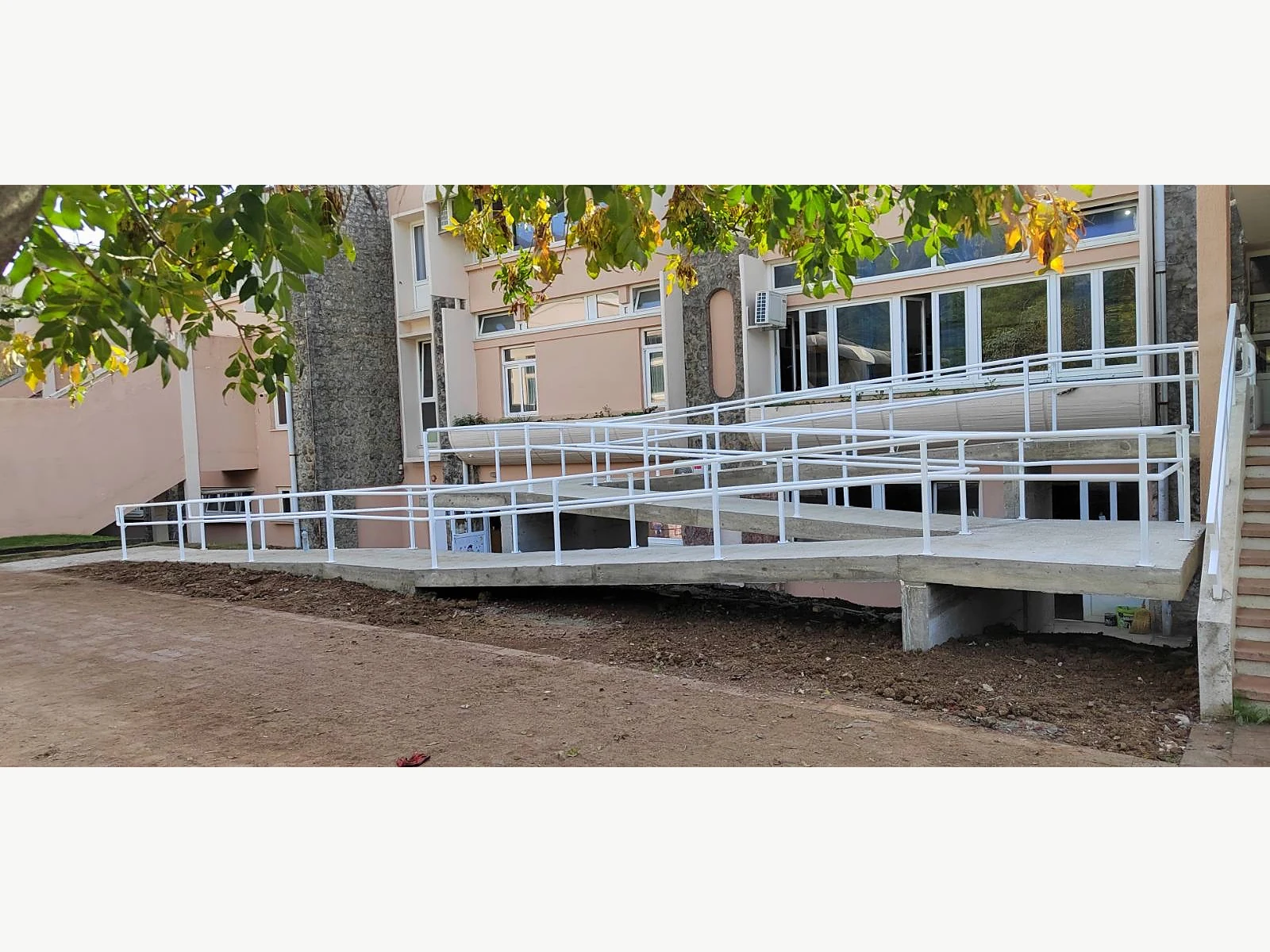 Uređenje pristupne rampe i spoljne površine